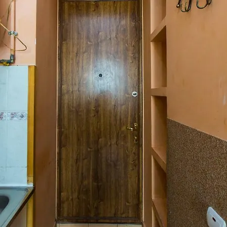 подобово на вул куліша 20 біля форуму в самому центрі *